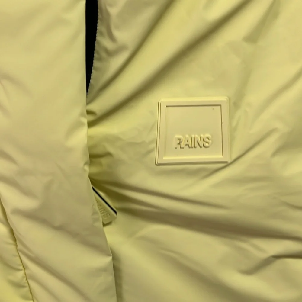 Rains NWT Women’s Loop W Vest. Size M. Color Straw ( yellow). Inside zip pocket - Picture 7 of 12